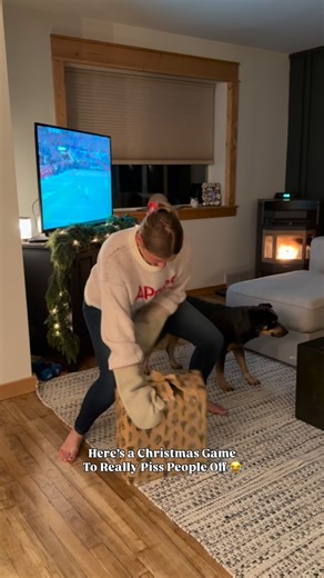 Ashlee Keene | DIY & Design on Instagram: "🎁GAME IDEA! Grab a pair of oven knits and wrap some money or a giftcard in multiple bags and boxes, tape everything really good, set a timer for 20 seconds and each person gets 20 seconds to have a go with the box. Keep going around until the final person gets the prize! . . #holidays #games #gamenight #christmasgames"