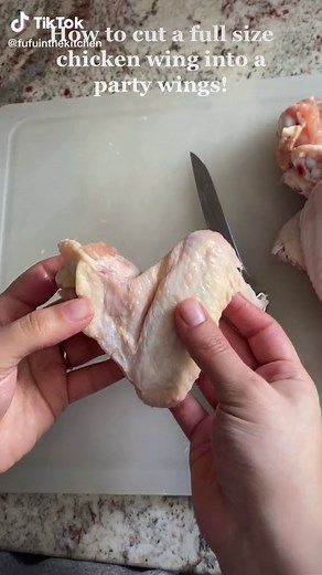 How to cut chicken wings! #chickenwings #kitchenhack#tiktokhack#fyp#foryou#howto#superbowl2021#wings#chickenwingchickenwing#partywings