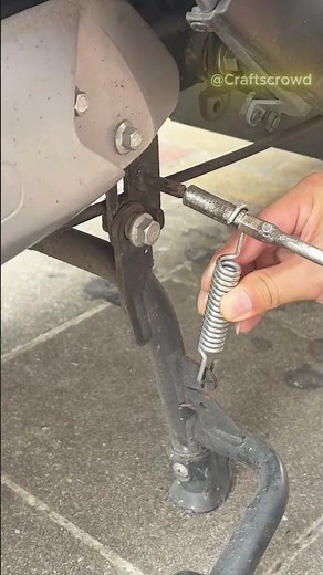 A Socket Wrench Is the Perfect Tool for Installing Motorcycle Springs! 🔧💥