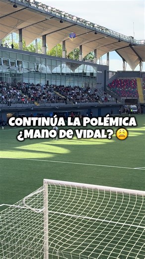 Otra de las grandes polémicas del partido entre Audax Italiano vs Colo Colo por el campeonato nacional 2026 fue esta jugada que rechaza Arturo Vidal. Ahora bien, ¿con qué parte tapa el balón? Eso lo decidirán ustedes 👇🏻 te leemos hincha #audax #audaxitaliano #colocolo #futbolchileno #chileanpremierleague