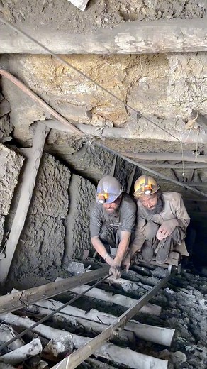 How old Mine worker Give signal from underground 3000feet toward the surface to pull the mine workers back from bottom of the mine #minecraft #undergroundmining #blackdiamond #hiddentreasures #minetunnel | Sports World PK