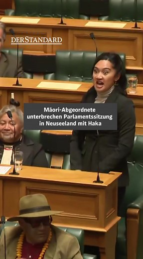 Eine Parlamentssitzung in Neuseeland wurde am Donnerstag kurzzeitig unterbrochen, nachdem Māori-Abgeordnete mit einem Haka die Abstimmung über einen umstrittenen Gesetzentwurf gestört hatten, der in ganz Neuseeland Proteste ausgelöst hatte. Der Gesetzentwurf sieht vor, zu ändern, wie der Vertrag von Waitangi zwischen der britischen Krone und Māori ausgelegt wird. #news #derstandard #lernenmittiktok #politik #Maori #Haka #Neuseeland