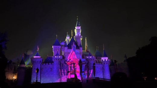 FULL VIDEO 🎥 Halloween Screams firework show at Disneyland! 🎃 Your nocturnal delight kicks off with an eerie greeting from your “Master of Scare-omonies” Jack Skellington and his ghostly dog Zero—spirits from Tim Burton’s The Nightmare Before Christmas. As Jack and Zero fade into the night leaving you to enjoy what’s to come, settle in and embrace the jump-worthy collision of sights and sounds—soaring images of ghosts and classic Disney villains like Maleficent and Ursula the Sea Witch—all set