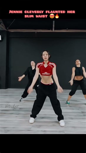 Jennie cleverly flaunted her slim waist 😍🔥 #jennie