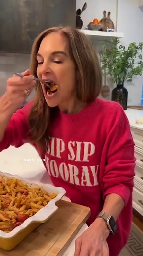 🧡 PUMPKIN PENNE ALLA VODKA 🧡 It’s a one-pan-wonder that will satisfy those saucy, creamy pasta cravings in a healthier way😋🍴Recipe on JoyBauer.com (link in comments) | Joy Bauer