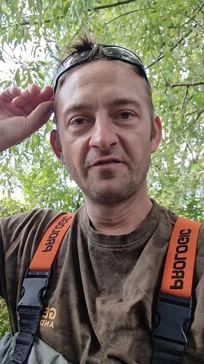 Fisch ausnehmen ohne Messer? Das soll funktionieren? Ich habe es nicht geglaubt. Ob Fabian mich eines besseren belehren konnte? Morgen zeige ich euch, wie wir Forellen mit Blech am Kleinen Bach fangen. Der Mini-Sonntagsfilm kommt morgen. 🇬🇧 Gutting fish without a knife? Is this supposed to work? I didn't believe it. Could Fabian teach me better? Tomorrow I'll show you how we catch trout with tin on the small stream. The mini Sunday film comes tomorrow. #forelle #trout #troutfishing #fishing #l