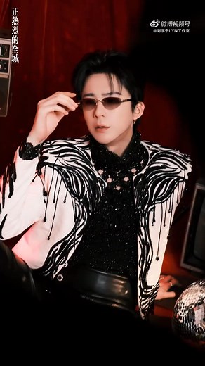 2.8K views · 167 reactions | 灯影摇曳，歌声里沉淀着温柔。「若没有你」，漫漫路，何其远！#摩登兄弟刘宇宁...