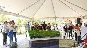 VIDEO: Uitvaart 'man with the golden voice' Robby Soekatma