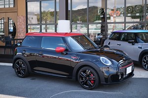 F56 MINI JCW LCI2 低ダストパッド交換&モールブラック化 | MINI GARAGE PARADOX
