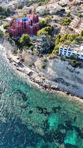 ¿Sabías que uno de los iconos arquitectónicos más fotografiados del Mediterráneo está en Calp? 📸🌊 En la costa sur del Arenal, la visión de Ricardo Bofill transforma el paisaje en geometría pura frente al mar. Volúmenes rotundos, juegos de luz y color, patios que se cruzan como un laberinto perfectamente diseñado. Entre ellos destaca la icónica La Muralla Roja, convertida en símbolo internacional de nuestra costa y del diálogo entre arquitectura y Mediterráneo. Es una propiedad privada y no se 