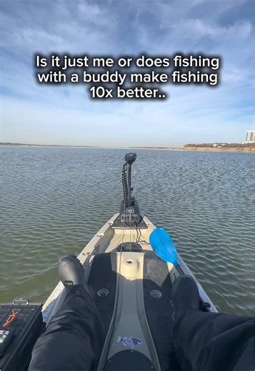 Fishing is always better with company! #fishangler #fishanglerapp #kayak #fishingfriends #fishingtrip 🎥 @Hunterdubs.fwtx