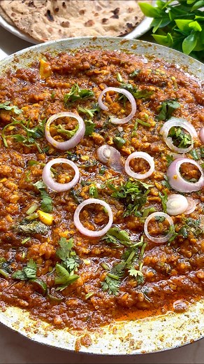 Tawa Chicken Keema Masala ❤️ Recipe: Fry finely chopped onion, ginger, garlic and green chilies in oil. Make a paste out of tomato and sesame seeds (or any nuts). Add in the pan along with some salt and sugar. Cook for 5 minutes. Add turmeric, red chilli, cumin and coriander powder along with little water. Cook for a minute. Then add garlic cloves and chicken keema. Cook for 5 minutes. Add water and cook until keema becomes soft. Add garam masala powder, kasuri methi and butter. Mix well and tur