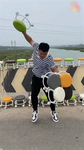 Flash Gadget Zone on Instagram: "Comment for link 😊🖇️ mini rotating stool #minirotatingstool #rotatingstoolindia #homeutilityindia #kitchenstool #compactstool #viralutilityproducts #dailyuseitemsindia #budgethomeessentials #householdtoolsindia #multipurposestool"