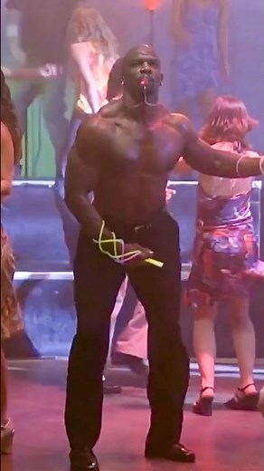Terry Crews Dancing In The Club Scene - White Chicks (2004)