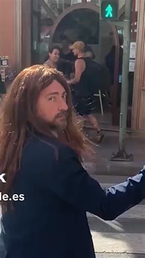 5.6K views · 47 reactions | 藍El Fuengiroleño Ismael González triunfa en redes sociales con sus parodias. Según ha expresado a 101TV, la idea de subir vídeos surgió con el objetivo de dar visibilidad a su tienda Super Arcade: "Sólo soy un friki con una tienda friki al que le gusta hacer reír a la gente". Más información en 101tv.es #Parodia #Humor #Friki #RedesSociales #Melody #espressomacchiato | 101TV Málaga | Facebook