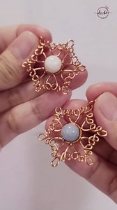 Snowflakes - Free tutorial video link above the title #shortsvideo #wireworks #stonebeads