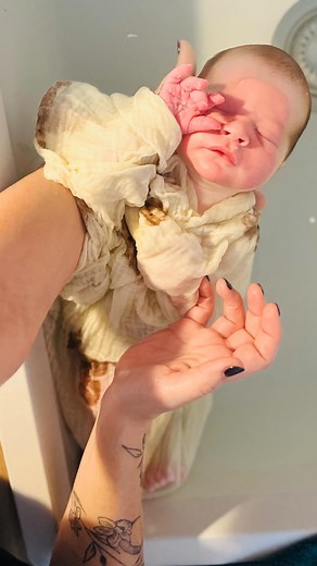 ✨ j’apprends chaque jour à les écouter un peu plus et la réaction de ce petit bonhomme prouve à nouveau que la mémoire intra utérine est encore très présente ! ✨ Je n’ai pas coupé le son volontairement de ce début de vidéo. Oui parce que ce petit bonhomme manifestait un peu d’inconfort avant le bain , un petit ventre tendu mais rien d’anormal pour un bébé de 6 jours qui s’adapte doucement à sa nouvelle alimentation… C’était son premier bain. Et quel moment incroyable !!! Dès lors que son petit c