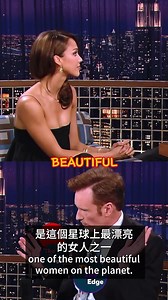 📘【英文寫作小技巧】“by contrast”, “in contrast”, “in stark contrast to” 差在哪？ 在英文寫作或口說中，常需要比較兩件事物的差異。這時你可能會用到： 🔹 by contrast 🔹 in contrast 🔹 in stark contrast to 但它們有什麼不同呢？來看看👇 ✅ by contrast / in contrast 👉 多用於句與句之間，前面通常會有句點或分號，後面接完整句。 例： Taipei is a bustling city. By contrast, Taitung is much more laid-back. 台北是個熱鬧的城市。相比之下，台東就悠閒許多。 ✔️兩者可以互換，語氣差不多，都是中性比較。 ✅ in stark contrast to N/ving 👉 用來強調「差很多」，語氣更強烈、有衝突感，是“in contrast to”的加強版。 例： His calm reaction was in stark contrast to the panic around him. 他