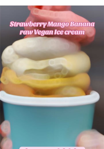 Strawberry mango banana raw vegan ice cream in NYC 🍓🥭🍌 Spring is around the corner and NYC is ready for fresh, fruity, healthy ice cream made only from real fruit. No added sugar, no dairy, no artificial colors — just creamy banana soft serve blended with strawberries and mango. This is NYC’s favorite healthy frozen dessert for kids, families and anyone looking for a clean, plant-based treat that still tastes like ice cream. Bright colors from fruit, naturally sweet and perfect for warmer day