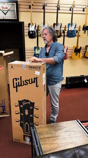 Just arrived! Gibson Custom Johnny Cash SJ-200, Vintage Cherry Sunburst 🌅 #wildwestguitars #gibson #gibsonguitars #gibsoncustomshop #gibsonacoustic | Wild West Guitars