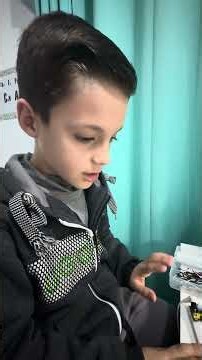 Protoboard para niños, explicando protoboard niños, conectar led a protoboard niños.