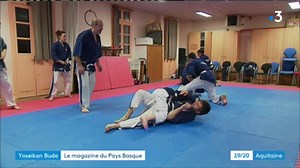 👊 Connaissez-vous le Yoseikan Budo ? Fondé dans les années 70, cet art martial connaît un vrai engouement au Pays basque. De la côte jusqu'en Soule, de plus en plus d'adeptes s'adonnent à cette pratique qui s'apparente à une éducation du corps et de l'esprit. Les cours sont proposés en français et en langue basque. Magazine d'Andde Irosbehere, Christian Etchegaray et Brigitte Sandeaux-Cadet Plus d'infos par ici : https://france3-regions.francetvinfo.fr/nouvelle-aquitaine/pyrenees-atlantiques/pa