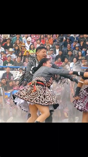 489K views · 8.1K reactions | Warmi takanakuy se sale de control  #takanakuy #fighter #boxing #ufc #luta #women #mujeres #pelea #mma | Alfa Films | Facebook