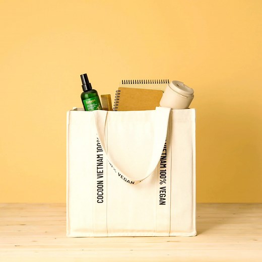 [Cùng Cocoon Sống Xanh Mỗi Ngày] 😍 MANG THEO “CẢ THẾ GIỚI” CỦA BẠN TRONG MỘT CHIẾC TÚI Bạn đã sở hữu chiếc túi vải phiên bản giới hạn của chúng tôi chưa? Từ ngày 1 – 31/7 Khi mua đơn hàng từ 299k bạn sẽ được TẶNG NGAY 1 chiếc túi vải xinh xắn để yên tâm cùng Cocoon thực hành sống xanh mỗi ngày nhé!🌱 Chiếc túi vải được thiết kế chỉn chu, chất vải canvas dày dặn và thân thiện với môi trường không chỉ đồng hành cùng bạn trong việc hạn chế sử dụng túi ni-lông mà còn trở thành một phụ kiện yêu thíc