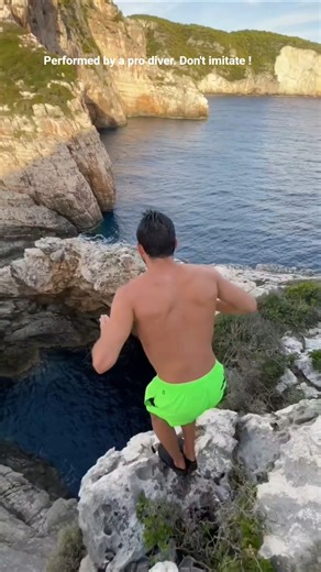 DIVING IN GREECE : FRONT BARANI AND BACKFLIP FROM A ROCK ARCH IG @robingeorges #cliffdiving #dare