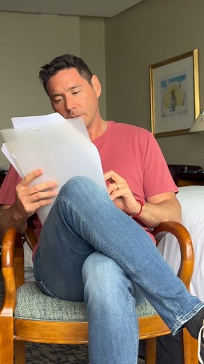 Repasando y estudiando para @elfestivaldevina acompañado de mis amigos de @hushpuppiescl que están siempre conmigo en todas mis aventuras! 🫶🏻 ¡Vamos por esta segunda noche de festival! | Francisco Saavedra Guerra
