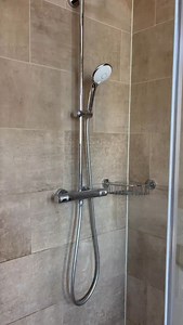 Een frisse badkamer zonder gedoe? Met de Dasty kalkreiniger verwijder je kalkaanslag in een handomdraai. En met de douchebeschermer blijft je douche langer schoon🧼 Dasty kalkreiniger & Dasty douchebeschermer tijdelijk samen voor 5.00 Voorraad en levering van de vracht kunnen per winkel verschillen #wibra #wibranederland #dasty #datdoejegoed | Wibra Nederland
