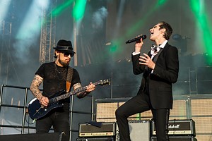 Perry Farrell’s wife reveals why singer punched Jane’s Addiction guitarist on stage