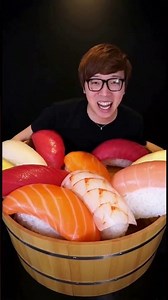 【飯テロ】ヒカキンが巨大お寿司風呂に飛び込む #飯テロ #ヒカキン #ヒカマニ #ヒカニチ