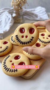 1M views · 18K reactions | Galletas de leche condensada Ingredientes✨ 75gr mantequilla (1/3tza) 200gr leche condensada 1 yema de huevo 160gr harina de trigo (1y1/4tzas) 1/2cdta polvo para hornear Mermelada Chocolate Yo hice 12 galletas, puedes hacerlas más pequeñas y sacar más cantidad. Horno precalentado a 180°C, hornea de 15 a 20min aproximadamente 﫶 #recetasfaciles #postresfaciles #cookies #halloween | Cook as Marvic | Facebook