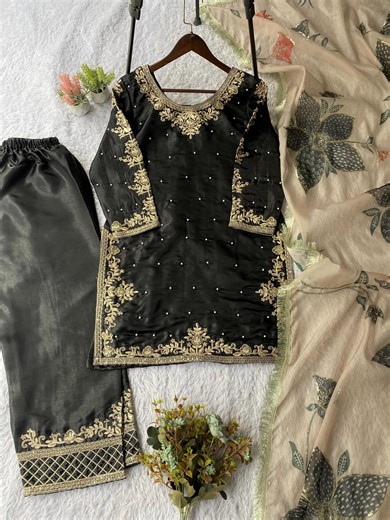 Zohacollection_2020 on Instagram: "___✨ EID 🌙 EXCLUSIVE AND TRENDY FOR WEDDING SEASON OUR CORDING WITH SEQUENCE EMBROIDERY AND BEADS WORKED TOP, PLAZZO AND DUPATTA IN GMY SILK ✨___ *NEW COLOUR ADD 🖤🤍♥️* *CODE :- LG-2060* *RATE:- 1500/- FREE SHIPPING* *FABRIC DETAILS:* *TOP:* -🪭FABRIC :GMY SILK -🧵WORK: CORDING WITH SEQUENCE EMBROIDERY - BEADS WORK FRONT AND BACK BOTH SIDE -INNER : MICRO -HEIGHT : 36”INCH 👗*SIZE : M(38), L(40), XL(42), XXL(44)* *PLAZZO :* -🪭FABRICS : GMY SILK -🧵WORK: CORDI