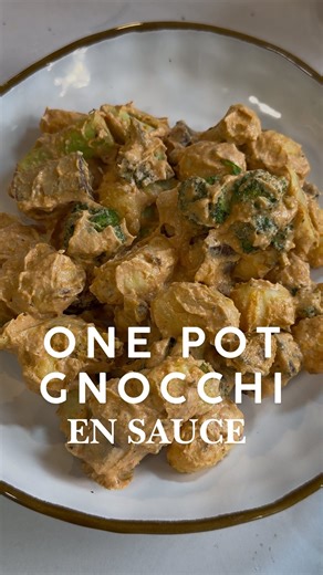 Julianne Aknine • Végranola on Instagram: "On mange quoi ce soir ? 15 min chrono - ÉPISODE 2 One pot gnocchi brocoli et tofu en sauce tomate séchée 🥰 L’avantage c’est que vous pouvez remplacer le brocoli par le légume de votre choix et le tofu par une boîte de légumineuses ! - 1 paquet de gnocchi - 1 demi brocoli - 200g de tofu fumé (black Forest ici) Sauce : - 10/15 tomates séchées (ou 2 poivrons rôtis) - 200ml de crème de soja - sel poivre ail en poudre - un peu d’eau pour liquéfier si besoin