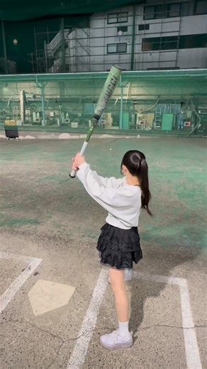 越 まりん on Instagram: "この上からの画角だと 146cm なのわかりやすい … ？⚾️ ⁡ ⁡ Instagramのフォロワーさんあと少しで 『5万人』 ⭐️ ⁡ 今日中にいけるかな 😭😭😭😭 頑張りたいですっ ➰➰❕ ⁡ 最近たくさんの方が見つけてくれていたり、 流れてきたよ！って教えてくださったり、 とってもとっても嬉しいです！ありがとうございます 🙇🏻‍♀️❕ ⁡ もっともっと見たいっ！って思ってもらえるような 動画もだし、中身も鍛えていきたいなっ 💪🏻💪🏻 ⁡ これからも頑張るので、 応援よろしくお願いします ⚾️✊🏻✊🏻 ⁡ ⁡ ⁡ #野球女子 #野球 #サウスポー #ピッチャー #ピッチング #ピッチング指導 #始球式 #⚾️ #低身長 #低身長女子 #ootd #146cm #140cm台 #146cmコーデ #骨格ウェーブ #骨格ウェーブコーデ"