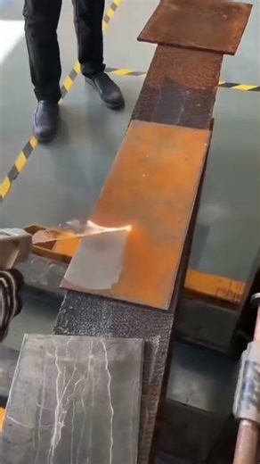 The process of removing rust from iron plates using a special laser#youtubeshorts #machine