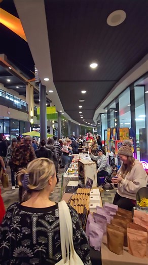 ✨Join us at Family First Friday for art, food, petting zoo, shopping, kids activities and more!✨ Arizona Center📍455 N 3rd St, Phoenix, AZ 85004 ⏰ This Friday! 6 - 10 PM 🎨 Watch local artists participate in a live painting event curated by @adrian_grrcya where you can watch both experienced and up and coming local artists and purchase their art. 🐰 Meet new furry friends at our free petting zoo brought to you by @oneofakindpettingzoo from 6-9 PM 🛍️ Shop 50 local businesses at the @retailtherap