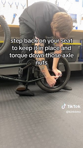 Cómo alinear la rueda y ajustar la cadena de BMX
