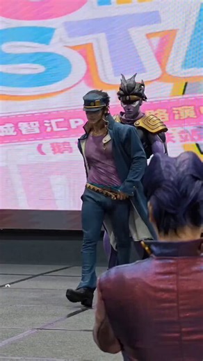 🇯🇵🔥👊 COSPLAY DE JOTARO KUJO ROMPE INTERNET LA FLEXIBILIDAD QUE NADIE PUEDE IMITAR ⚠️¡SIGUE @ULTIMAHORAENX PARA MÁS! Un cosplay de Jotaro Kujo de JoJo’s Bizarre Adventure se volvió viral por una pose de espalda arqueada al extremo durante una presentación en escenario. El cosplayer, conocido por su precisión en detalles del personaje, lo hizo junto a otro intérprete como Star Platinum en una convención especializada. El video de 17 segundos muestra movimientos dramáticos y una flexibilidad im