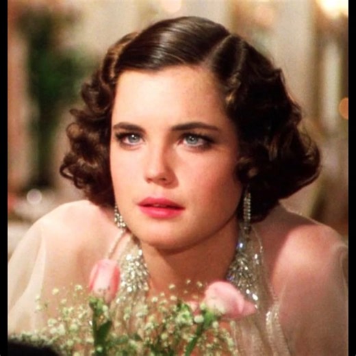 🌴Do you remember the star of "Once Upon a Time In America"? 📸Elizabeth McGovern is already 62, but looks so nice and attractive despite her grey hair and wrinkled face. The star chose to age naturally: without plastic surgery and even hair dyeing. Talent and true beauty do not age.👉👉See all the photos! 📸 | Christie Dutton