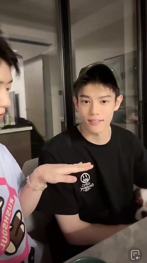 5.3K views · 193 reactions | Skincare routine cồng kềnh lắm chiện của vợ chồng Thông Luật. Phải đòi dắt đi như nữ quàng rồi tranh sủng với con gái một trận xong mới vào quậy nhau trước gương  Kiếm cớ bốc zú vợ chứ anh Thông ham gì ba cái mỹ phẩm, nhở 來來 #聪律 [ls 20062024] | Tiệm ảnh số 27 | Facebook