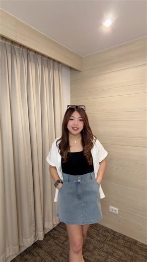 💖【11月代购】KB1110 & KB1117 JC 牛仔系列💖 两款都太好穿了吧‼️🔥 💙 A字折边牛仔短裤：立体折边＋显瘦A字版，直接显腿细＋直！ 🤍 高腰双纽牛仔短裙：双纽高腰超显比例，日常却很有气质✨ 无论出门、上课、逛街都能随便搭 T恤➡️韩系 衬衫➡️温柔 针织➡️气质 实穿度100%、显瘦度100%、回购率更是爆表💥👑 牛仔季节绝不能错过它们！ #kanixconcept #11月代购 📏尺寸/SIZE👇 KB1110 腰/WAIST：28-40寸 臀/HIP：48寸 长/LENGHT：42CM KB1117 腰/WAIST：26-34寸 臀/HIP：42寸 长/LENGHT：40CM 🌈颜色/COLORS👇 JC 韩系折边牛仔A字短裤：KB1110 ? JC 日常简约高腰双纽牛仔短裙 ：KB1117 ? 【?】要打上你要的数量哦❤️ 💰39.90🔥 | 卡妮Oni直播间