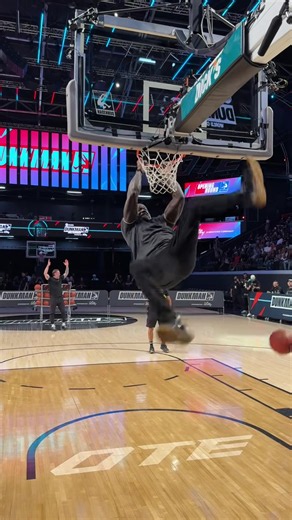 HE STILL GOT IT 💪 @ShaqDieselONeal opened the night with a POWERFUL DUNK @TNT Sports US #DUNKMAN