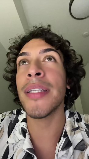 Colombian TikTokers Showcase Enchanting Women's Accents and Men's Powerful Voice