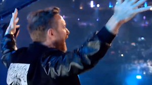 David Guetta playing his remix of Avicii's 'Heaven' under the rain at Tomorrowland ❤️ | EDMTunes
