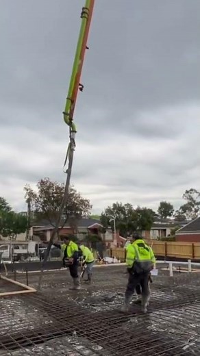 the process of casting the upper floor using heavy equipment and many workers