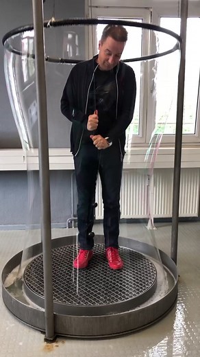 Eingeschlossen in einer Riesen-Seifenblase 🙈 #experiminta #frankfurt #seifenblase #seifenblasentricks #seifenblasenzauber #viral #riesenseifenblasen