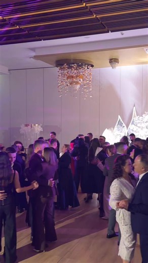 Continuam și de acesta data nunțile din Ucraina organizate în România, alături de colegul meu, DJ Dorix – cu playlist special ales pentru gustul lor, și al invitaților.💍🥂🎶 Muzică adaptată mirilor și ringul mereu plin până dimineața 🎶💥 Ucraina & România – unite prin muzică 🇺🇦🤍🇷🇴 🔊 Sunet puternic și clar 💡 Show de lumini modern 🎶 Muzică pentru toate gusturile 💃 Distracție garantată pentru miri și invitați 📩 Rezervări & detalii în privat 📅 Date disponibile pentru nunți și evenimente